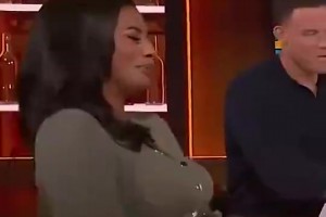 纳什此前上节目玩游戏不慎击中美女主持傲人上围，立马钻到桌下缓解尴尬